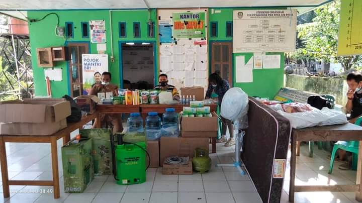 penyaluran bantuan galon cuci tangan dan handsanitizer